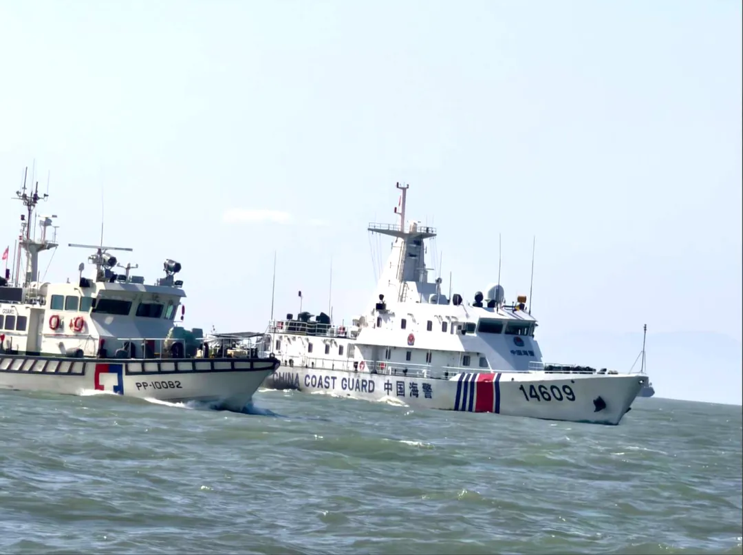馬祖隊10082艇對峙解放軍海警船。（圖／海巡署提供）