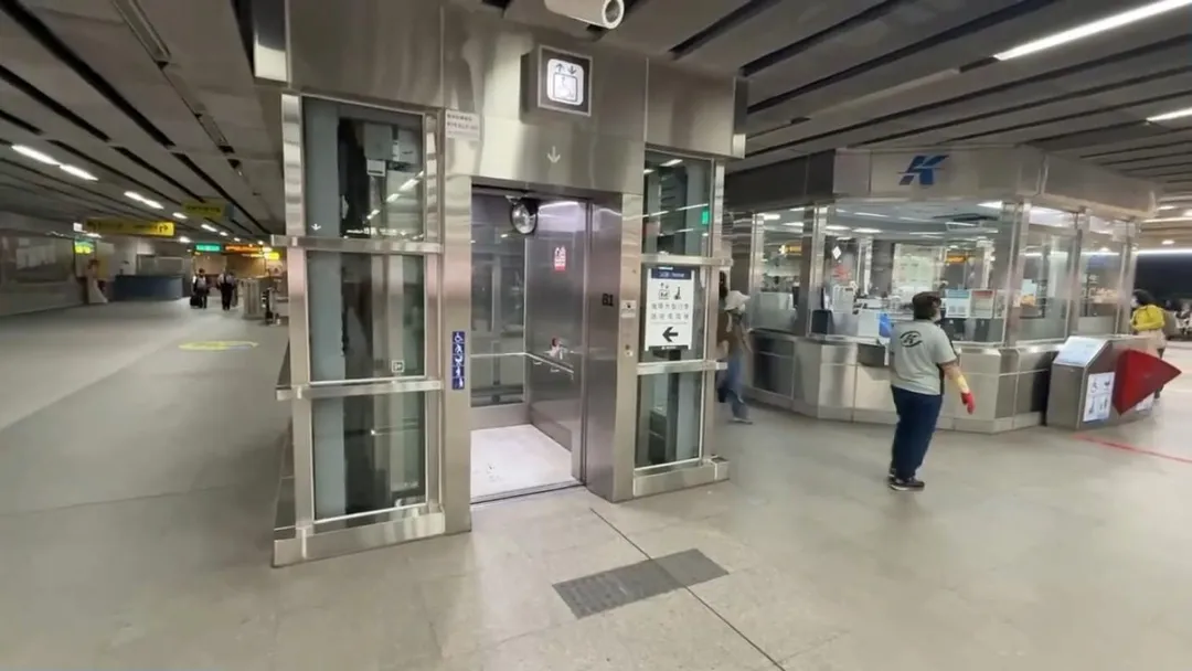 高雄捷運左營站今(30日)晚間驚傳跳電事故,導致站內警報狂響,電梯和手扶梯全數停擺,令許多乘客感到恐慌。(圖/高雄市議員張博洋提供)