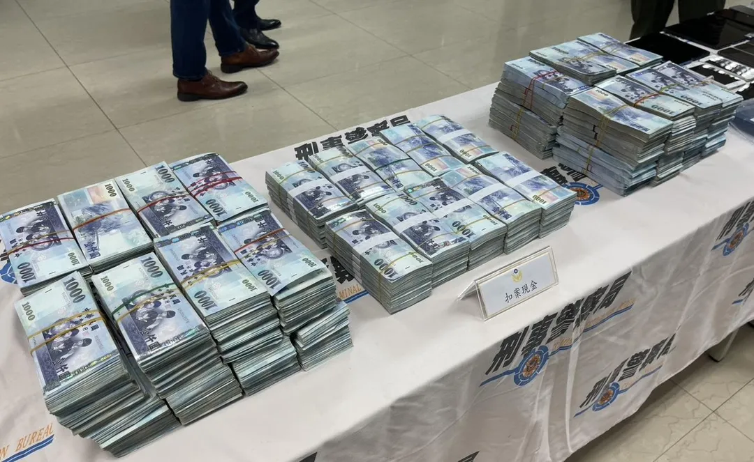警方查扣2千萬元現金贓款。（圖／翻攝畫面）