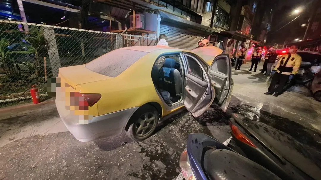 計程車突然起火幸無人傷。（圖／翻攝畫面）