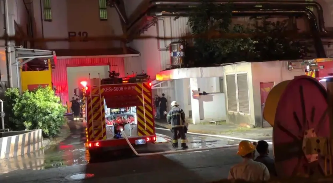 高雄市小港區沿海二路的唐榮鋼鐵廠發生火警。(圖/中天新聞)