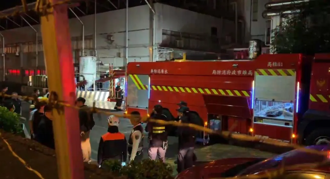 高雄市小港區沿海二路的唐榮鋼鐵廠發生火警。(圖/中天新聞)