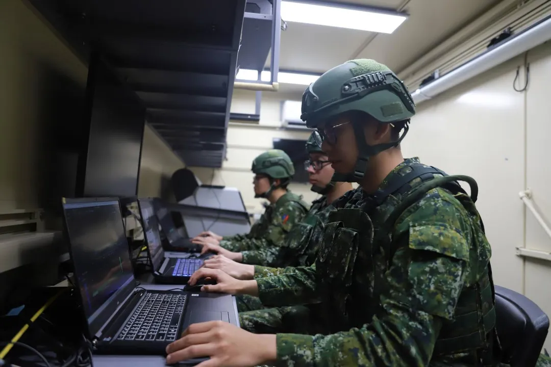 心戰特遣隊夜間執行心戰作業車開設(國防部提供)