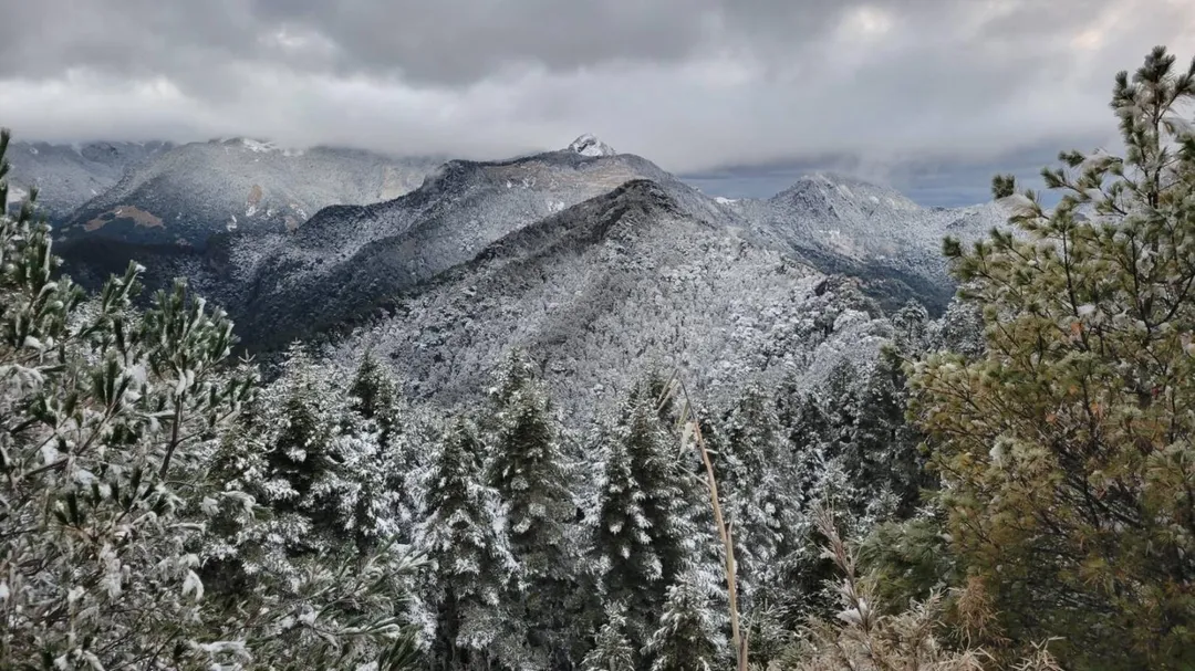 雪霸國家公園臉書粉專呼籲，元旦有規劃到雪霸園區登山跨年的各位，務必做好相關的雪地攀登準備與保暖工作。（圖／翻攝自雪霸國家公園臉書粉專）