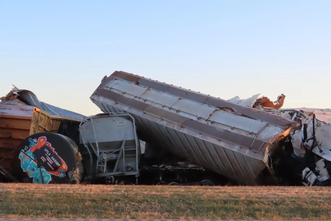 美國肯塔基州一列載貨列車出軌，當局一度下達避難令。（圖／美聯社）