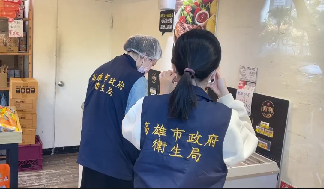 高雄連鎖生鮮通路有利海鮮肉品爆出食安疑慮，消費者指控其販售疑似過期的北海道生食級野生章魚腳。（圖／中天新聞）
