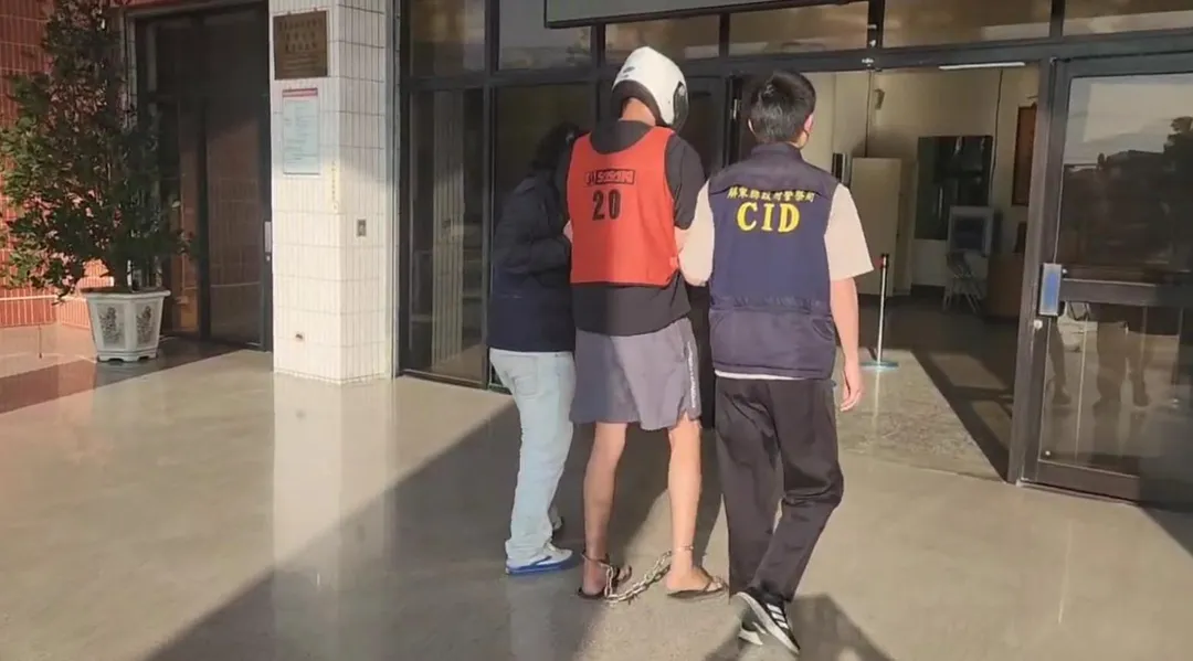 東港警方將李姓嫌犯帶回警局。(圖/警方提供)