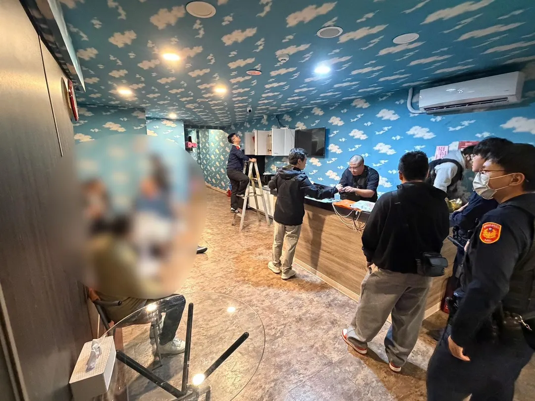 台北市中山區一間養生館從事非法性交易,遭到斷水斷電。(圖/警方提供)