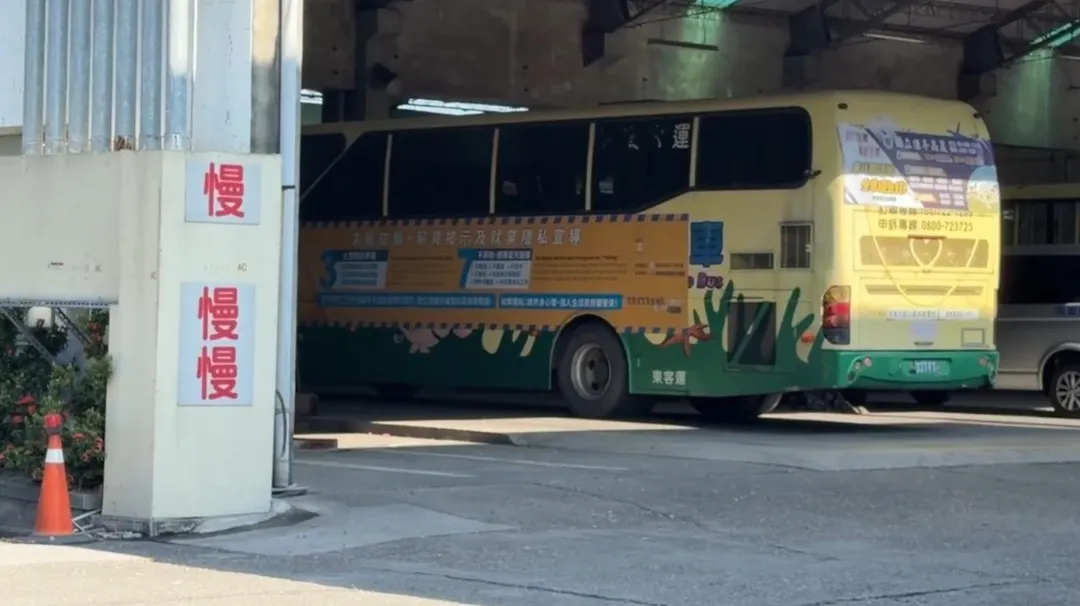 屏東一名國中生搭校車上學，睡過頭被載到停車場，開逃生門脫困被嚇哭。（圖／中天新聞）