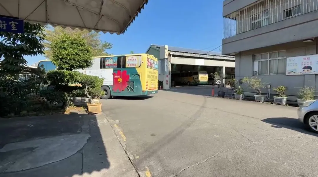 屏東一名國中生搭校車上學，睡過頭被載到停車場，開逃生門脫困被嚇哭。（圖／中天新聞）