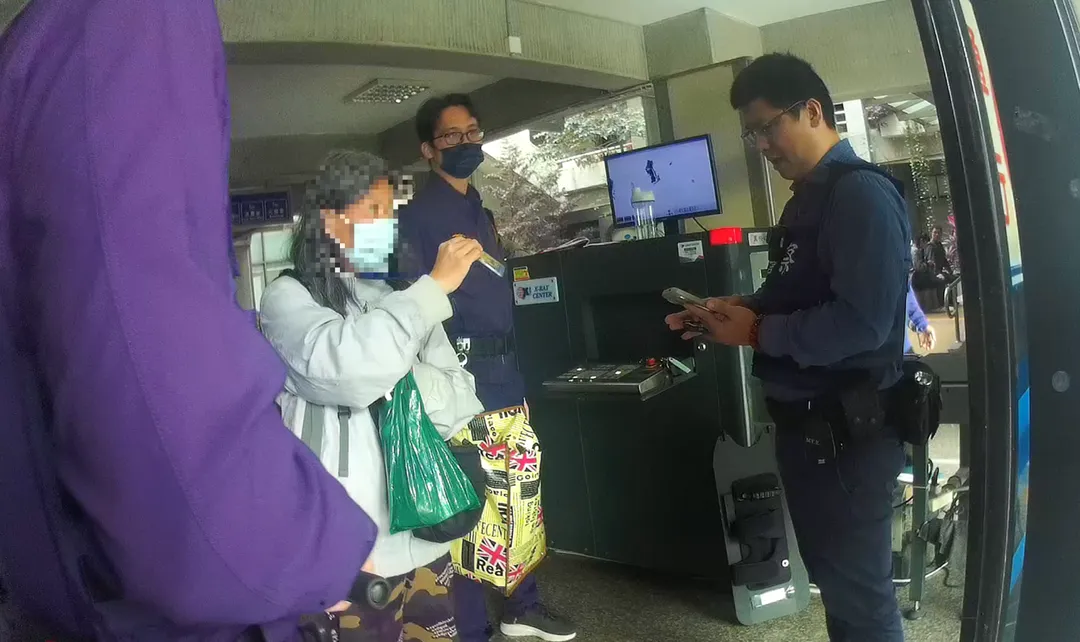 台中一名婦人進入地院前，被法警發現包包裡有菜刀，員警全副武裝到場了解。（圖／警方提供）