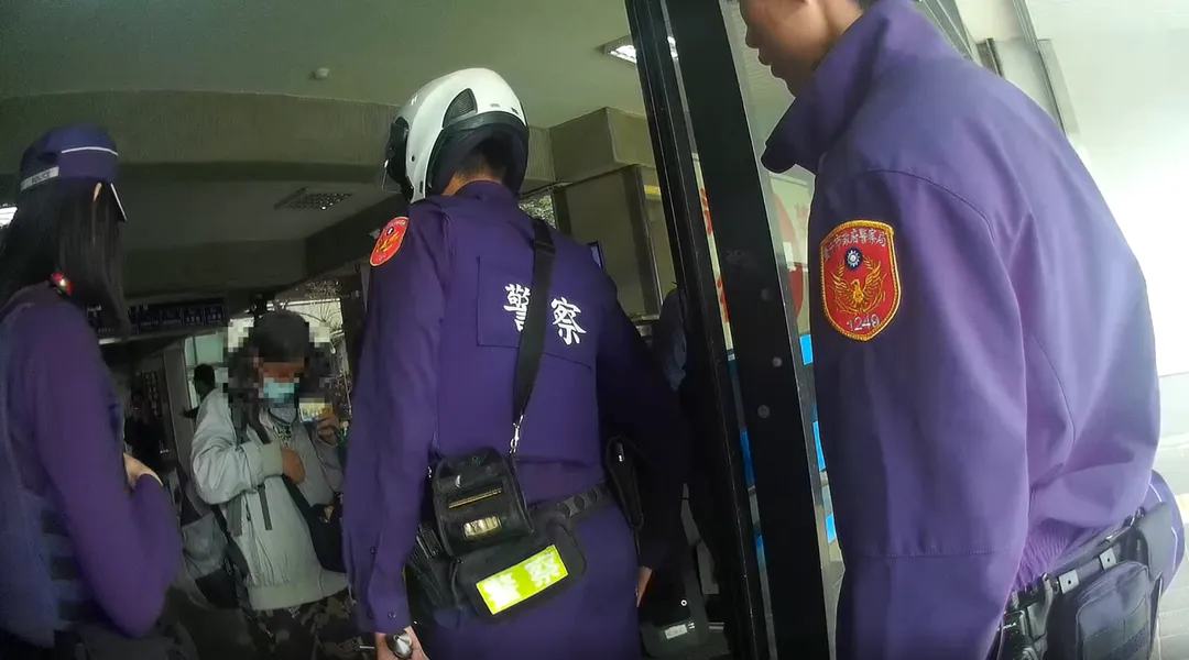 台中一名婦人進入地院前，被法警發現包包裡有菜刀，員警全副武裝到場了解。（圖／警方提供）