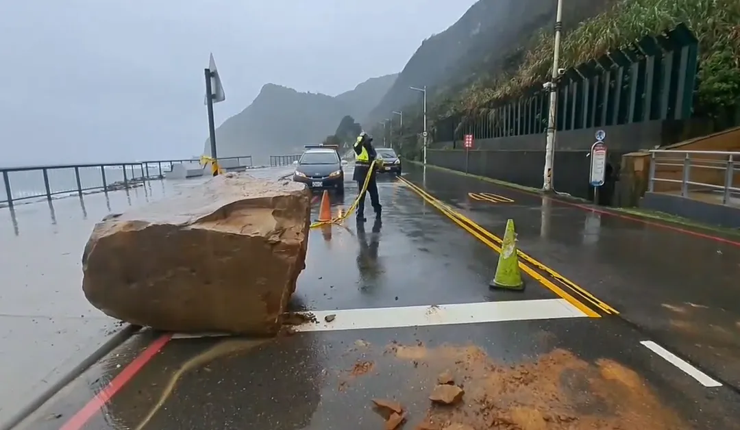 基隆北海岸降下豪雨，外木山湖海路一段接近大武崙沙灘涼亭處，上午10時45分驚傳巨石崩落意外。（圖／中天新聞，下同）