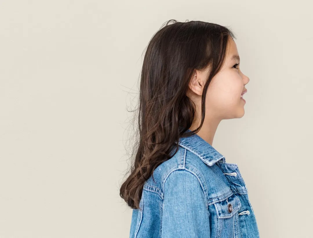 一名5歲女童因胸部隆起、內褲出現白色分泌物就醫，經檢查確診為「假性性早熟」。（示意圖／123RF）