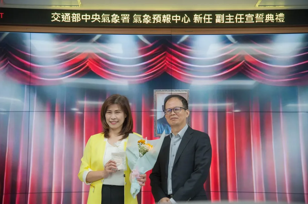「氣象女神」伍婉華就任氣象預報中心副主任一職。前氣象局局長鄭明典也出席典禮，並在臉書PO文形容這是「年底的好消息」。（圖/翻攝鄭明典臉書，下同）