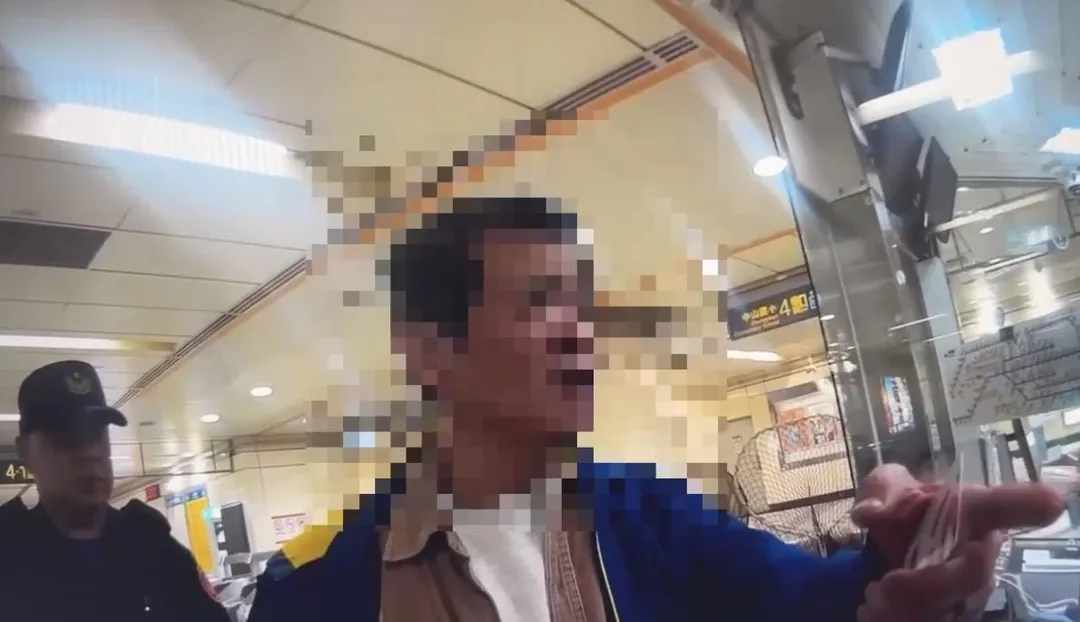 擺攤男不滿遭拒載與站務人員爭執。(圖/翻攝畫面)