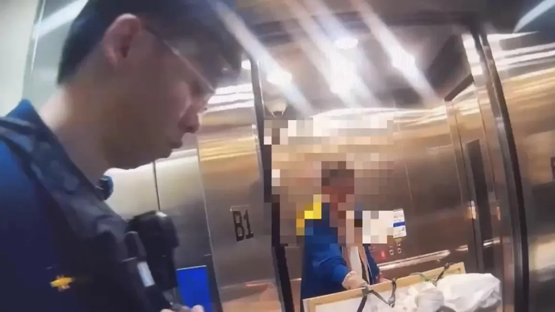 男子在警方護送下出站搭計程車。(圖/翻攝畫面)