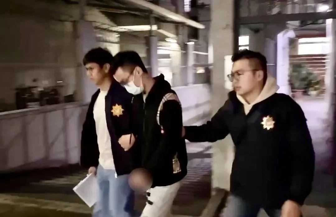 警方逮捕涉案嫌犯送辦。(圖/翻攝畫面)