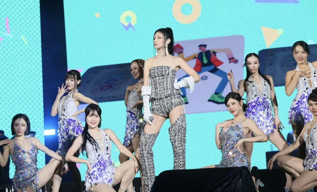李千娜腳踩12公分高跟鞋，以一身超火辣勁裝登台北跨年。（圖／北市府觀傳局 提供）