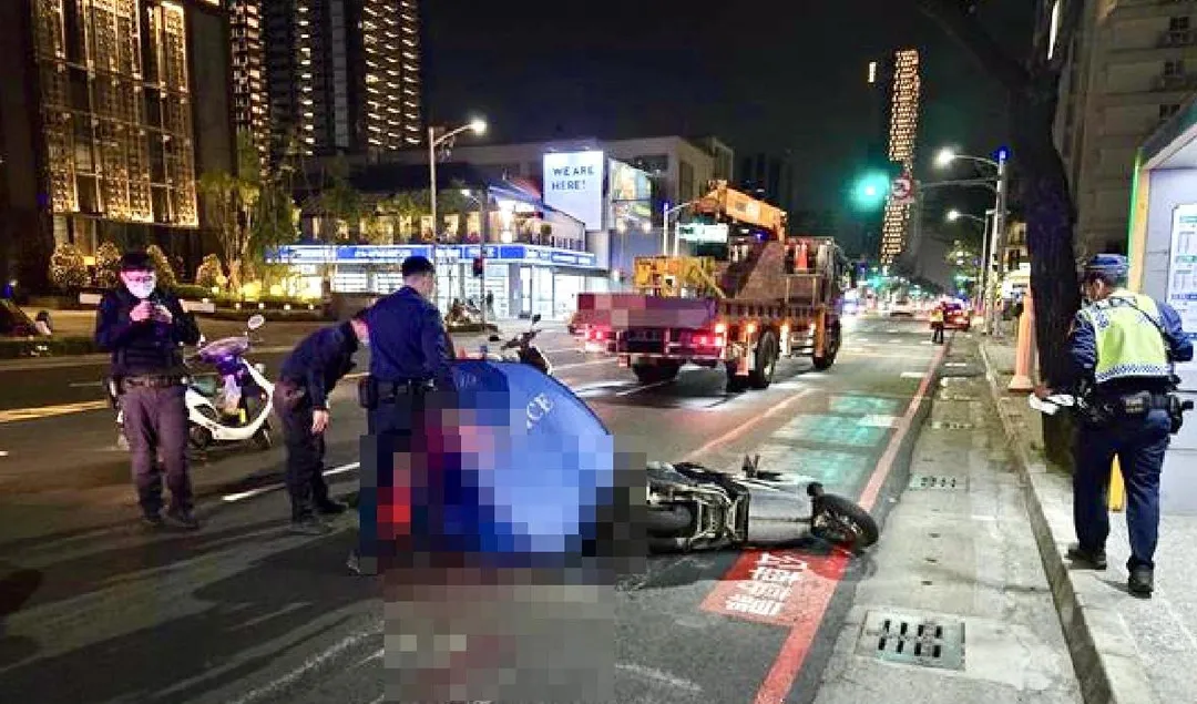 高雄前鎮晚間發生一起死亡車禍。(圖/翻攝畫面)