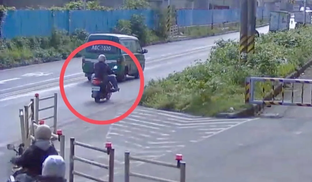 騎士路過該路段慘摔。(圖/翻攝畫面)