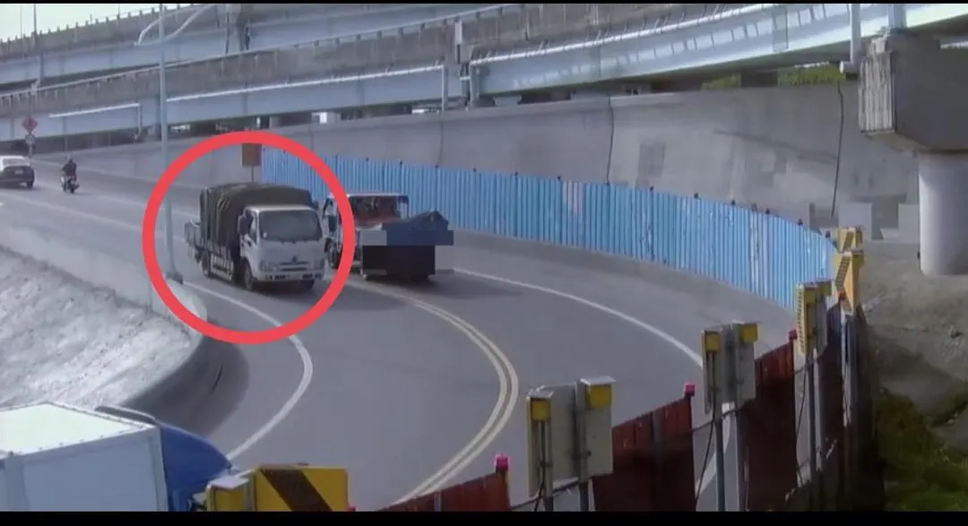 貨車滲漏油污害騎士摔車。（圖／翻攝畫面）