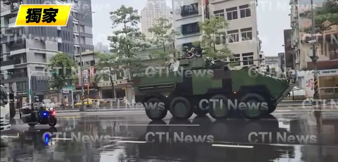 憲兵重機、雲豹裝甲車現身台北街頭。(圖/中天新聞)