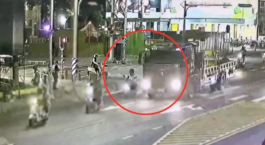 男大生遭貨車擦撞輾過當場死亡。(圖/翻攝畫面)