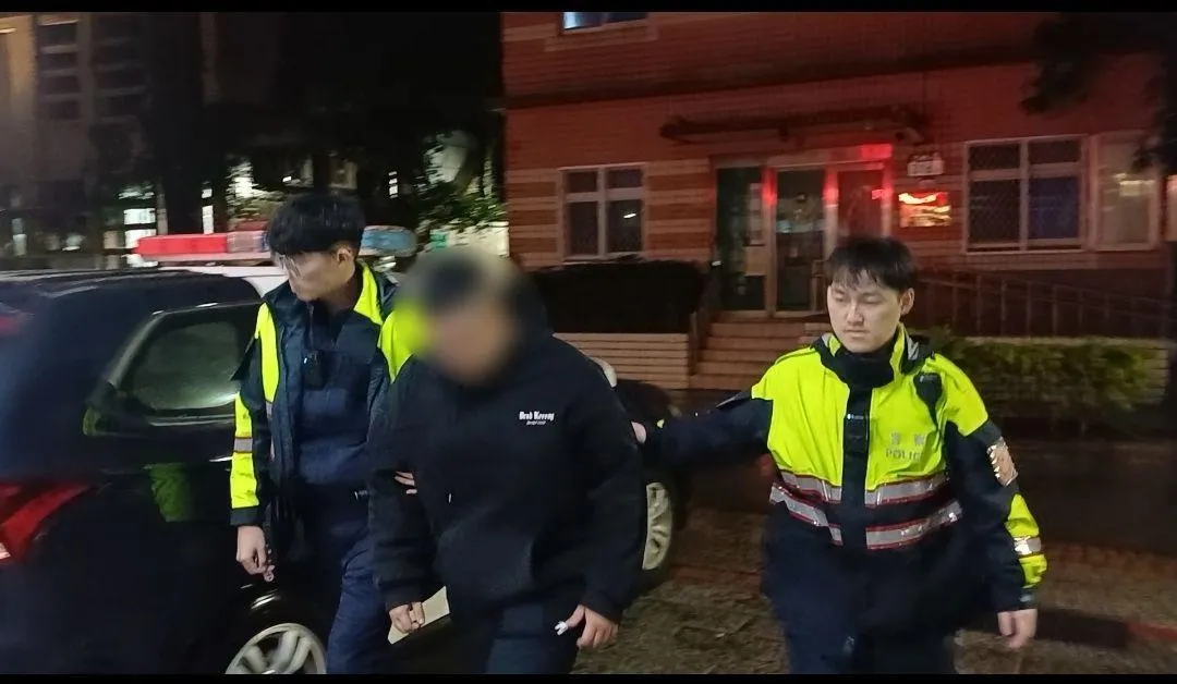 淡水警方逮捕一名涉案嫌犯。（圖／翻攝畫面）