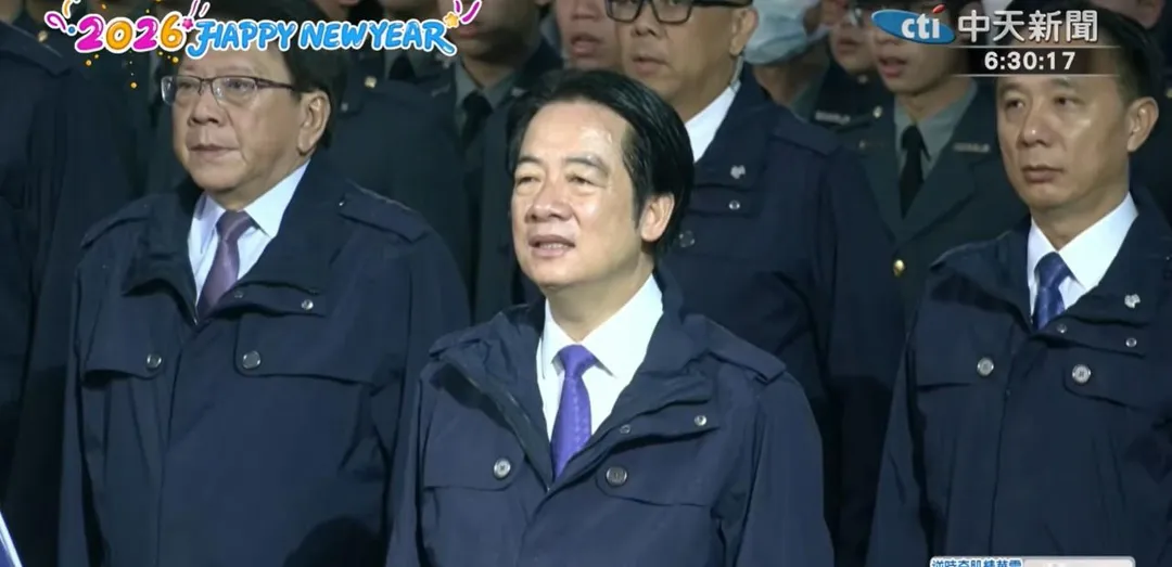 2026年總統府前元旦升旗，賴清德總統開口唱國歌了。（畫面：醫護團體提供／中天新聞）