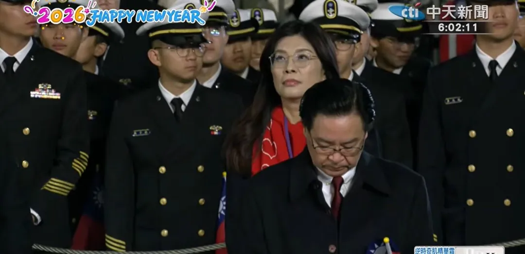 2026年總統府前元旦升旗，立法院長韓國瑜站在第一排,國民黨主席鄭麗文因無官方身分，站在第二排、國安會秘書長吳釗燮的後方。（畫面：醫護團體提供／中天新聞）
