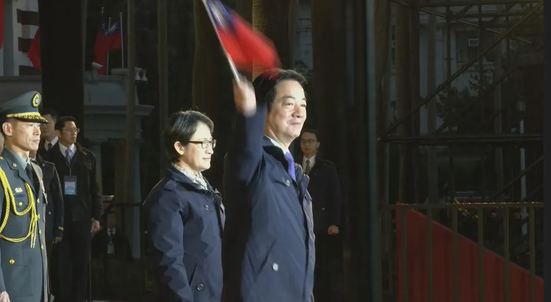 賴清德返回總統府前，揮舞國旗致意。（中天新聞）