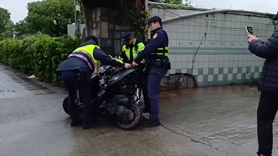 淡水紅毛城前的路口在元旦清晨發生死亡車禍。（圖／警方提供）
