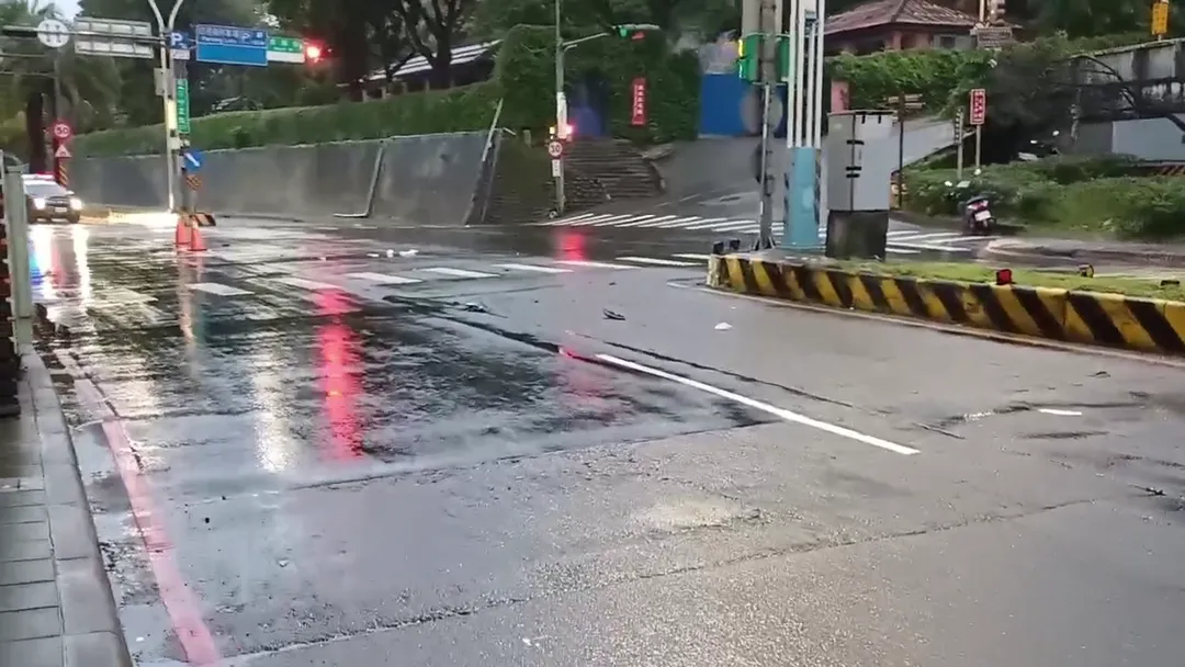 淡水紅毛城前的路口元旦清晨發生死亡車禍。（圖／警方提供）