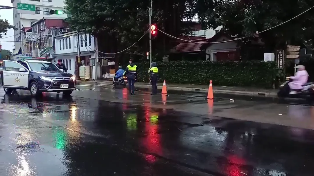 警方在車禍現場交管。（圖／警方提供）