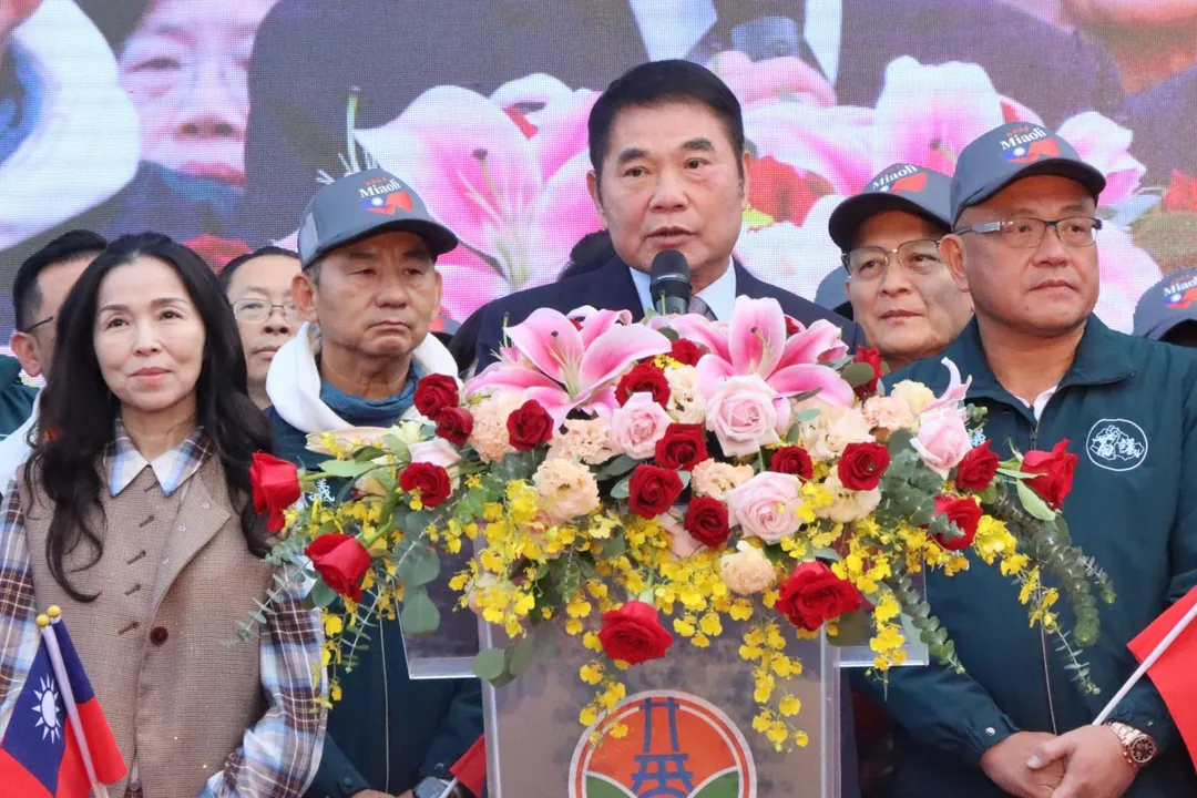 鍾東錦致詞時表示,升旗典禮不僅是新年的開始,更是縣府與鄉親攜手並肩、迎向更繁榮未來的重要象徵。(圖/苗栗縣府提供)