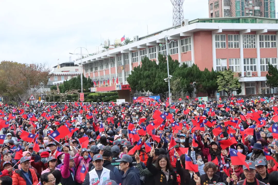 鍾東錦率領縣府團隊與鄉親齊聚一堂,共同高唱國歌、參與升旗,場面莊嚴而感人。(圖/苗栗縣府提供)