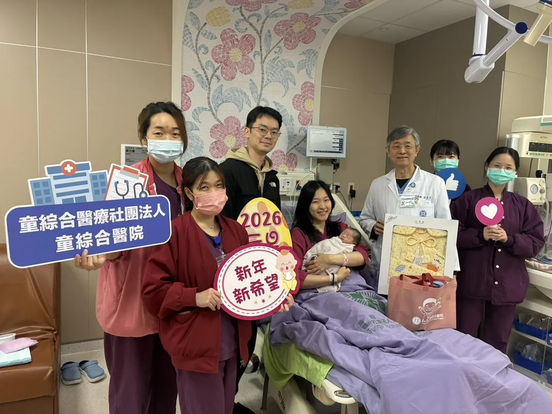 郭姓媽媽與先生喜獲千金，婦產部汪文生醫師也代表醫院送上禮品祝賀。（圖／童綜合醫院）
