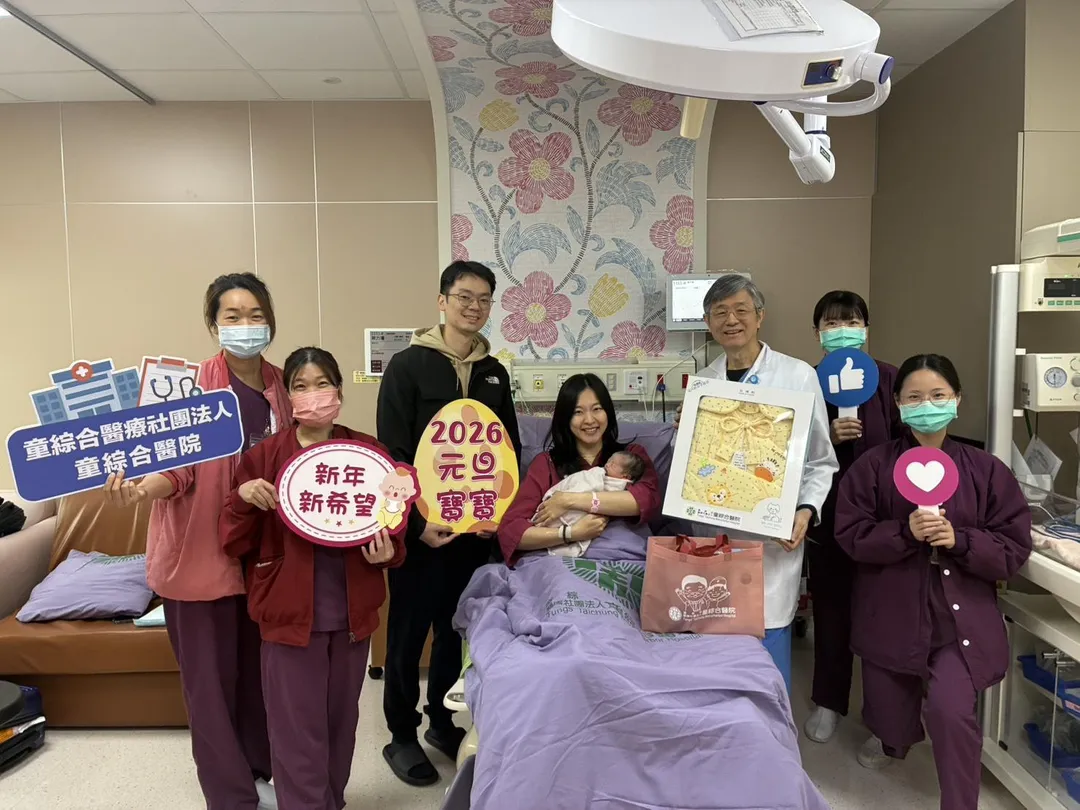 郭姓媽媽與先生喜獲千金，婦產部汪文生醫師也代表醫院送上禮品祝賀。（圖／童綜合醫院）