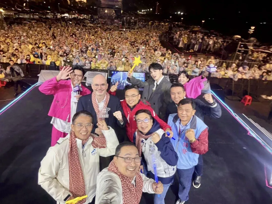 美國在台協會(AIT)今(1月1日)發文分享,處長谷立言昨晚參加新北市跨年晚會。(翻攝自AIT臉書)