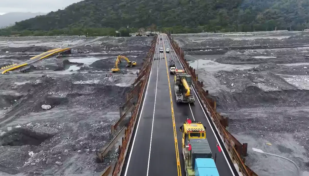 台九線馬太鞍溪鋼便橋在今天元旦上午10點正式通車。（圖／公路局東區養護分局花蓮工務段提供，下同）