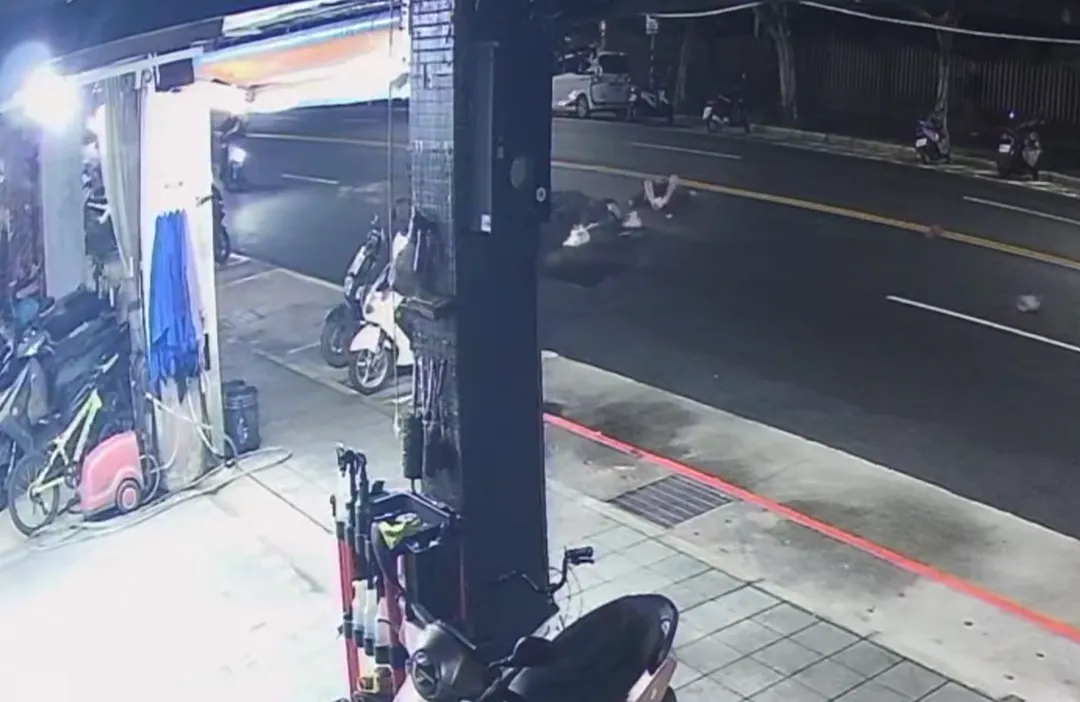 三重爆車禍驚悚撞擊瞬間曝！行人違規過馬路遭機車撞飛。（圖／警方提供）