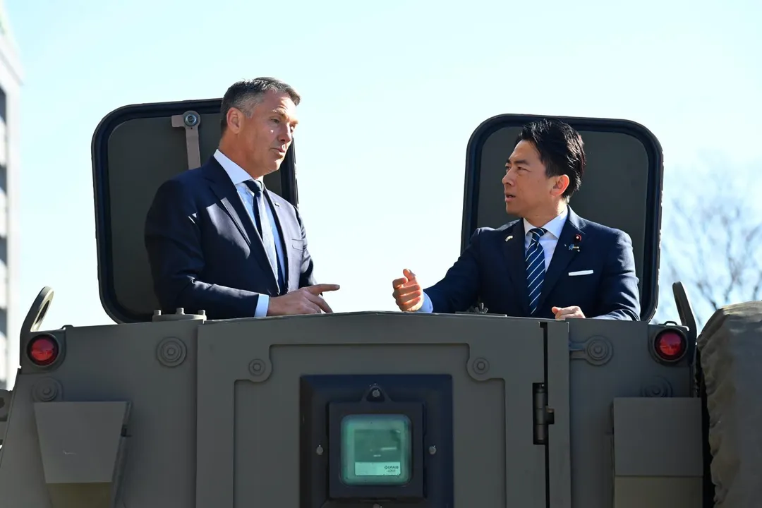 澳洲副總理兼國防部長馬勒斯（Richard Marles）拜會日本防衛大臣小泉進次郎。（圖／美聯社）