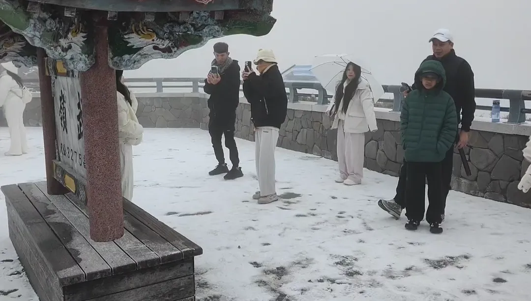 民眾賞雪。（圖／中天新聞，下同）