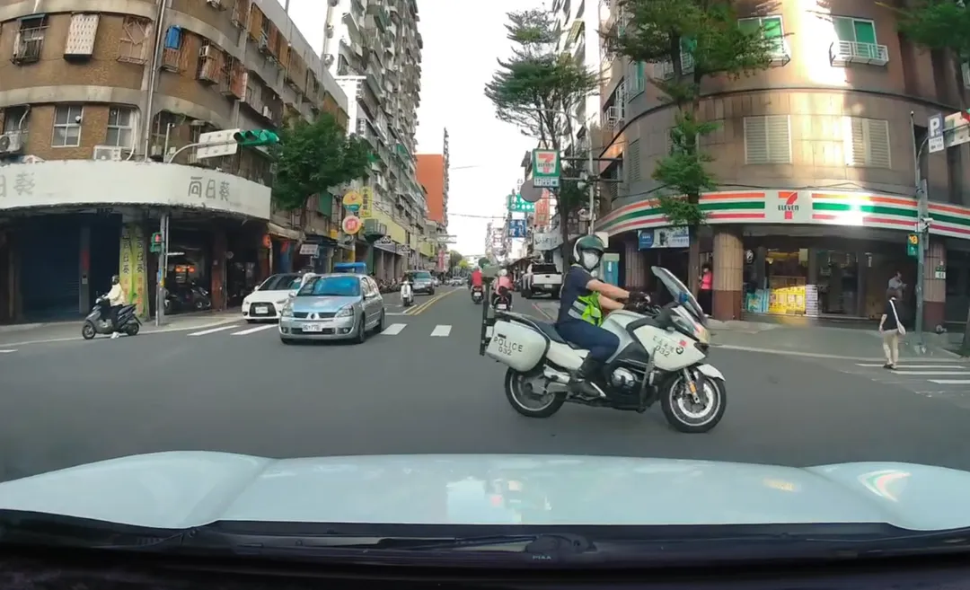 行車紀錄器錄下許姓警員違規左轉和民眾發生爭執過程。（圖／翻攝自Threads@tony080469）