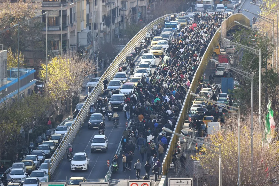 12月29日,抗議者在伊朗德黑蘭市中心遊行。(圖/《美聯社》)