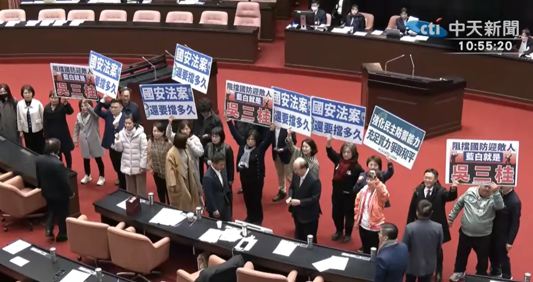 民進黨團再度抗議1.25兆國防預算遭封殺。（圖/中天新聞）