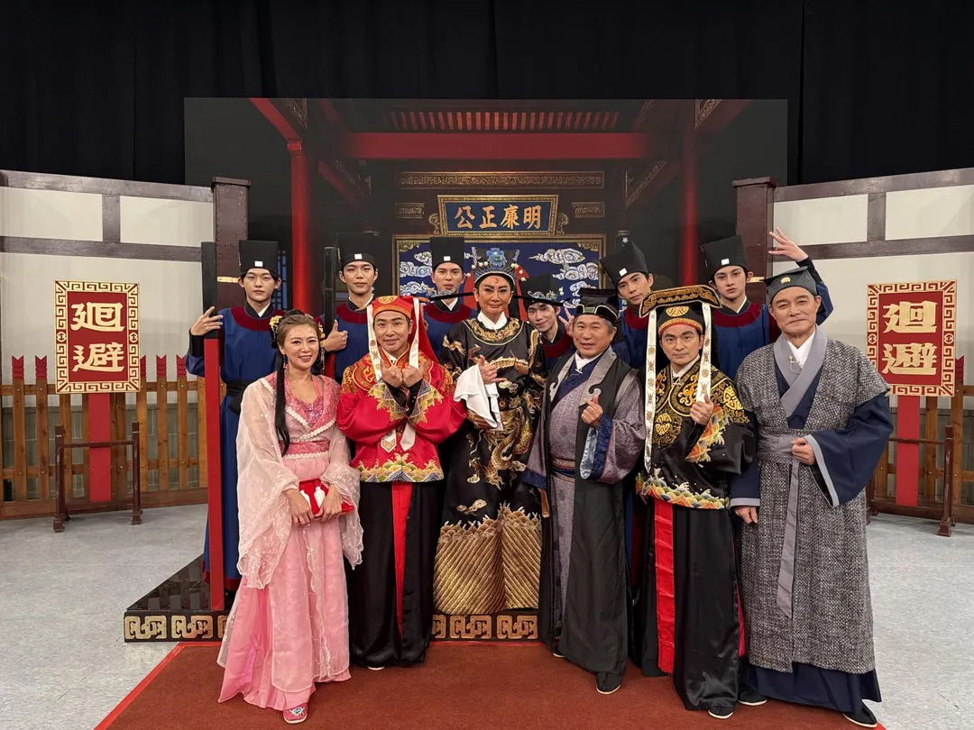 連靜雯（左起）、歐漢聲、陳亞蘭、胡瓜、唐從聖、王中皇演出短劇〈紅花記〉。（圖／華視提供）