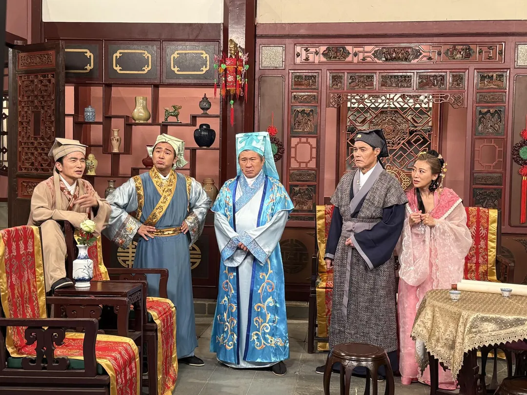 唐從聖（左起）、歐漢聲、胡瓜、王中皇、連靜雯一同演出節目單元短劇。（圖／華視提供）