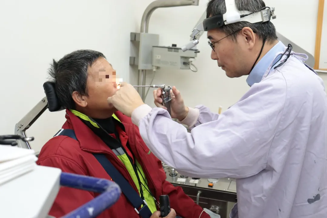 許嘉方主任為曾先生檢查。(圖/彰化醫院)